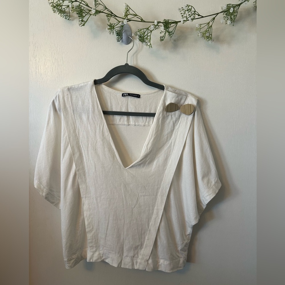 (B46)EUC Zara | Vneck Wooden accent Dolman sleeve top